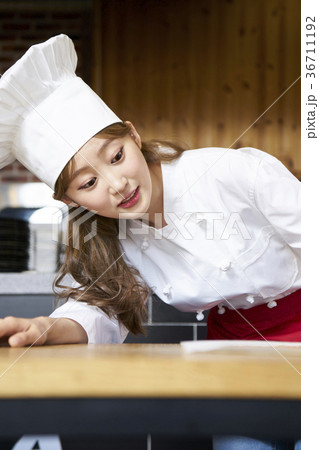 笑顔 微笑 微笑み 36711192