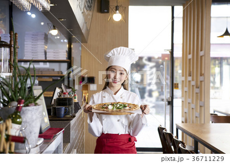 レストラン 食堂 女性 36711229