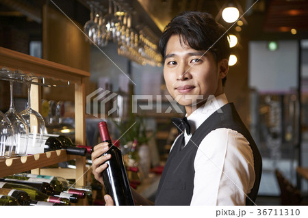 レストラン 食堂 ウェイター 36711310