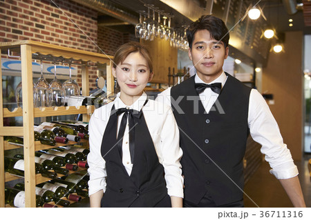 仲間 同僚 笑顔 36711316