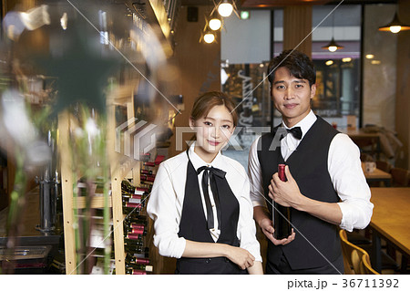 仲間 同僚 レストラン 36711392