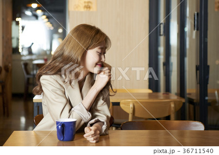 レストラン 食堂 若い女性 36711540