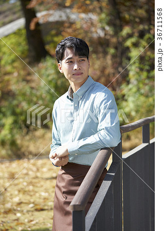 よりかかる 手すり 東洋人 36711568