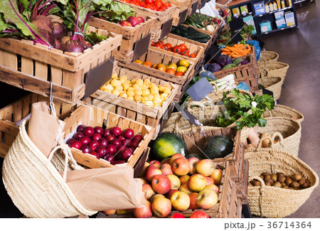 fruits and vegetables shop 36714364