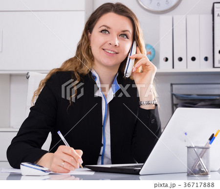 Bussineswoman filling up documents Bussineswoman filling up documents 36717888