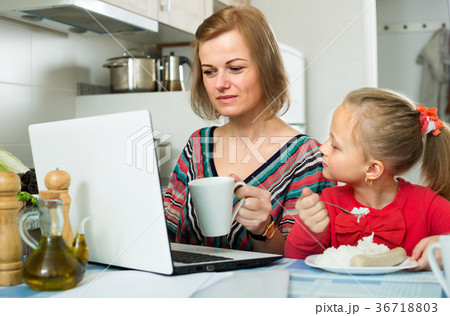 freelancer working at notebook 36718803