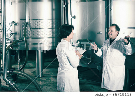 Wine maker shows to expert equipment 36719113