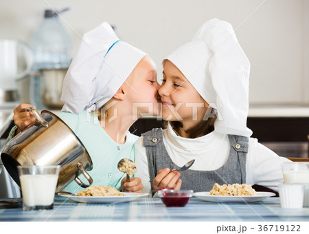 Small girls eating healthy oatmeal 36719122