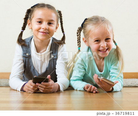girls playing with smartphones 36719811