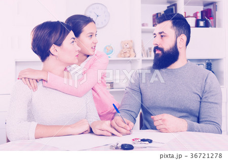 Parents signing divorce papers Parents signing divorce papers 36721278