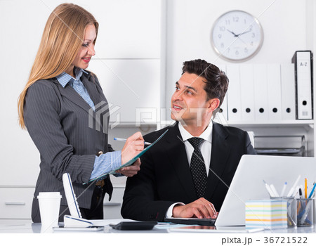 Businesswoman writing down tasks Businesswoman writing down tasks 36721522