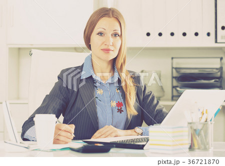 Business woman concentrating on work 36721870