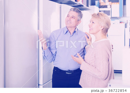 Husband and wife together choose for themselves refrigerator 36722854