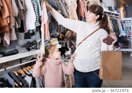 Mother and daughter choosing children’s clothes 36722978