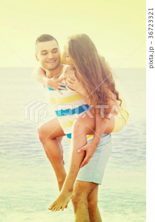 Couple at seaside 36723321