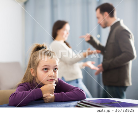 Young parents arguing with each other 36723928