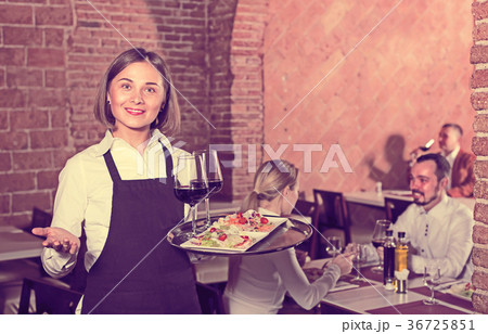 woman waiter demonstrating restaurant to visitors 36725851