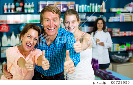 Family with girl teenager holding thumbs up 36725939