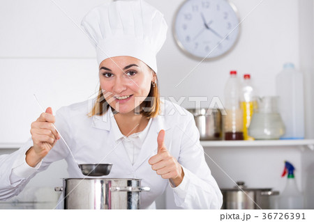 Cook tasting food 36726391