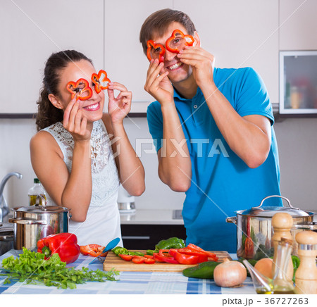 family couple cooking vegetables 36727263