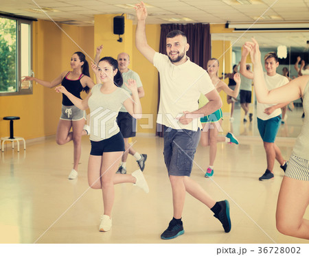People dancing rock-and-roll in the hall 36728002