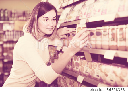 friendly girl customer looking for tasty baby food 36728328