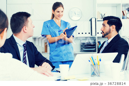 Medical worker telling office staff about first aid 36728814