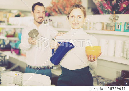Purchase of dishes in a ceramic shop 36729051