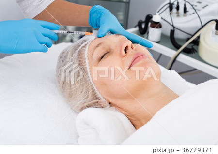 Doctor making injection Doctor making injection 36729371