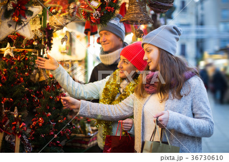 Smiling parents with daughter of Xmas market 36730610