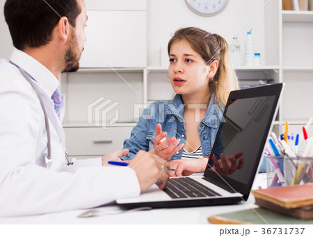Girl with sore throat visiting doctor 36731737