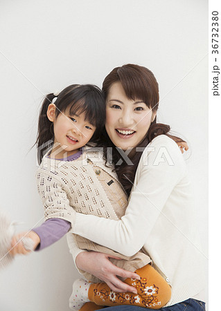 お母さんと4歳の女の子の写真素材