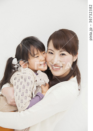 お母さんと4歳の女の子 36732382