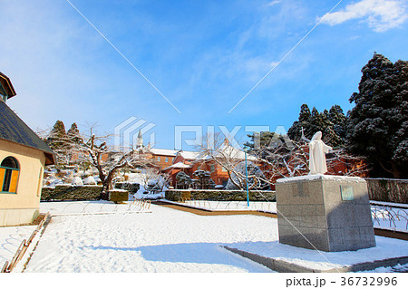 冬のトラピスチヌ修道院とマリア像 冬のトラピスチヌ修道院とマリア像 36732996