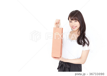 プレゼントを持つ若い女性 ワインギフト プレゼントを持つ若い女性 ワインギフト 36733090