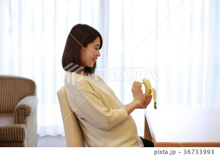 バナナを食べるマタニティ女性 36733993