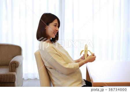 バナナを食べるマタニティ女性 36734000
