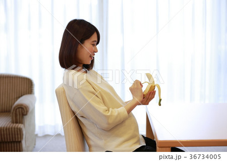 バナナを食べるマタニティ女性 36734005