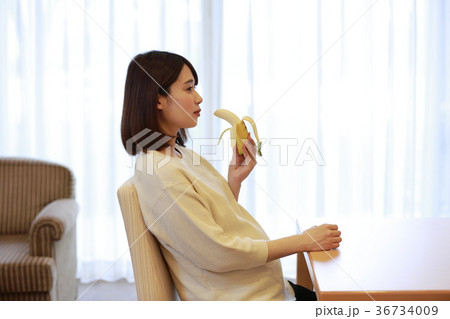 バナナを食べるマタニティ女性 36734009