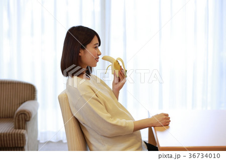 バナナを食べるマタニティ女性 36734010