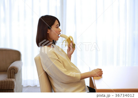 バナナを食べるマタニティ女性 36734012