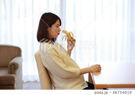 バナナを食べるマタニティ女性 36734019