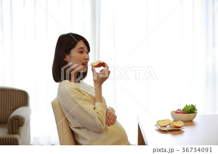 りんごを食べるマタニティ女性 36734091