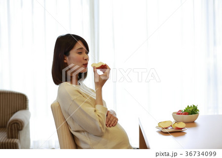 りんごを食べるマタニティ女性 36734099