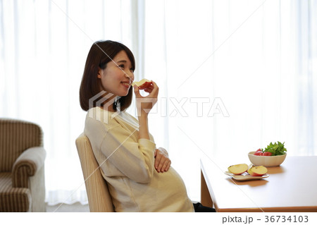 りんごを食べるマタニティ女性 36734103
