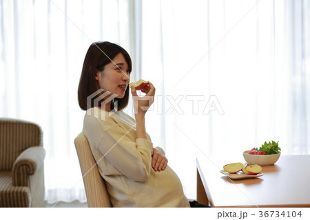 りんごを食べるマタニティ女性 36734104