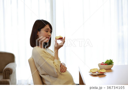 りんごを食べるマタニティ女性 36734105