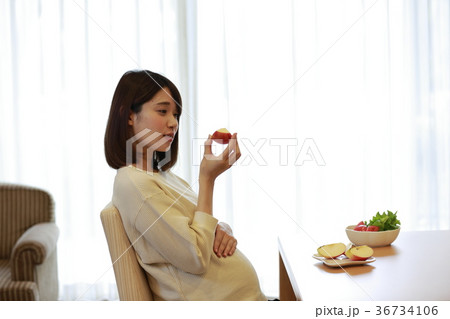 りんごを食べるマタニティ女性 36734106