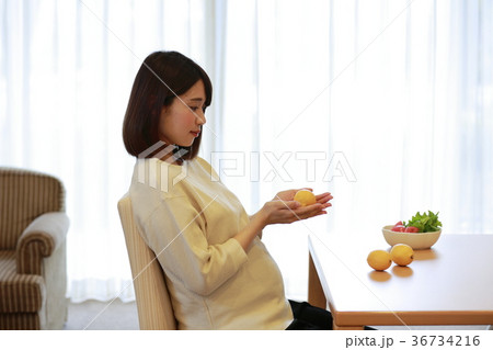 レモンを見るマタニティ女性 36734216