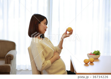 レモンを見るマタニティ女性 36734226